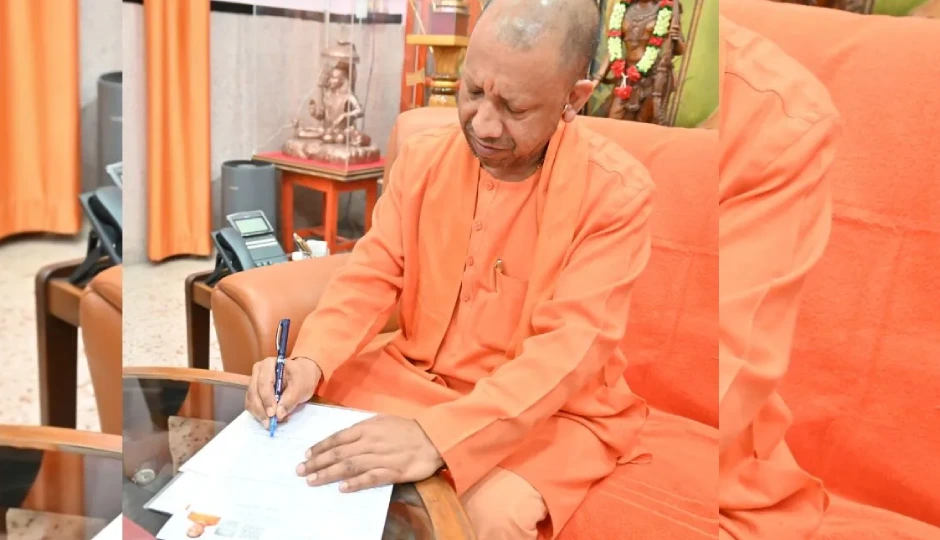 गोरखपुर में सीएम योगी ने भरा SIR फॉर्म, इसी बूथ पर करेंगे मतदान