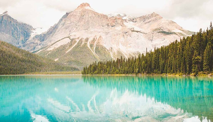 yoho national park,natural wonderland in canada,canadian rockies,majestic mountains,stunning waterfalls,alpine lakes in yoho national park,ancient glaciers of yoho national park,burgess shale fossils,outdoor activities in yoho national park,visitor amenities in yoho national park