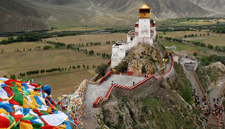 buddhist temples around the world,beautiful buddhist temples,famous buddhist temples,top buddhist temples to visit,buddhist temple travel destinations,shwedagon pagoda myanmar,tigers nest bhutan,todaiji temple japan,ulun danu bratan bali,lama temple beijing