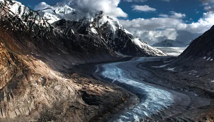 लद्दाख ट्रिप प्लान कर रहे हैं? इन 9 जगहों को देखे बिना मत लौटिए places to visit in ladakh,ladakh travel,best places in ladakh,ladakh tourist attractions,leh palace,pangong lake,khardung la,nubra valley,thiksey monastery,zanskar valley,hemis national park,shanti stupa,ladakh adventure,ladakh trekking,ladakh monasteries