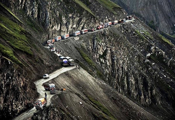 most dangerous roads of india,patratu ghati,rohtang pass,pangi ghati,zozilla pass,khardong la pass