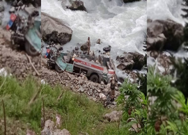 பாதுகாப்புப் படை வீரர்கள் சென்ற பேருந்து ஆற்றில் கவிழ்ந்து விபத்து