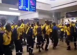 கனடாவில் காட்டு தீயை அணைக்க வந்துள்ள தென்னாப்பிரிக்க தீயணைப்பு வீரர்கள் நடனம்