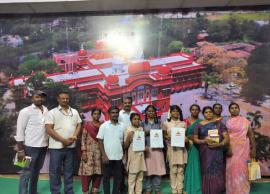 ஆச்சாம்பட்டி அரசு உயர்நிலைப்பள்ளி மாணவிகளுக்கு பாராட்டு சான்றிதழ்