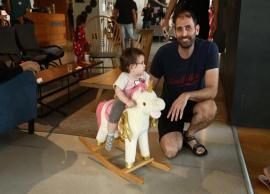 புலம் பெயர்ந்து சென்ற குழந்தைகளை மகிழ்விக்கும் பணி