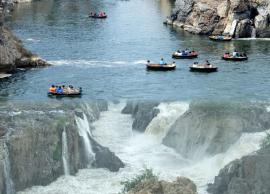 ஒகேனக்கல் அருவிகளில் பரிசல் இயக்க தடை