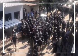 நீதிமன்ற வாசலிலேயே கைது செய்யப்பட்ட முன்னாள் பிரதமர் இம்ரான்கான்