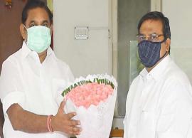 காங்கிரஸ் மாவட்ட முன்னாள் தலைவர் அதிமுகவில் இணைந்தார்