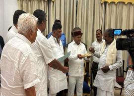 ஆளுநரை சந்தித்து ஆட்சி அமைக்க உரிமை கோரினார் சித்தராமையா