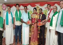 கோவையில் புதுமண தம்பதிக்கு தக்காளி, சின்ன வெங்காயம் பரிசு