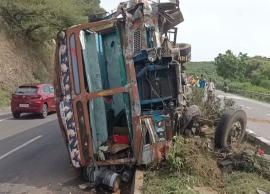 கண்டெய்னர் லாரி மோதியதால் அடுத்தடுத்து மோதிக் கொண்ட வாகனங்கள்