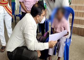மாற்றுத்திறனாளி சிறுவனிடம் குறைகளை அனுசரணையாக கேட்டறிந்த கலெக்டர்