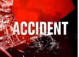 நெருப்பு பொறி பறக்க ஒரு கிலோமீட்டர் தூரம் பைக்கை இழுத்துச் சென்ற கார்