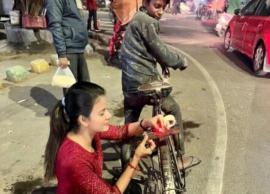 சைக்கிள்களில் சிவப்பு விளக்கை பொருத்தி கவனம் ஈர்க்கும் இளம் பெண்