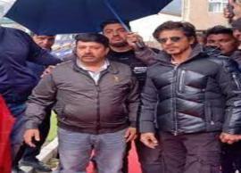 காஷ்மீரில் படப்பிடிப்புக்கு மத்தியில் ரசிகர்களுடன் போஸ் கொடுத்த ஷாருக்