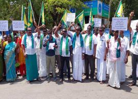 கண்ணில் கருப்புத்துணி கட்டி தமிழக விவசாயிகள் பாதுகாப்பு சங்கத்தினர் ஆர்ப்பாட்டம்