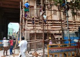 ஸ்ரீரங்கம் கோயிலில் சுண்ணாம்பு சுதை பெயர்ந்து விழுந்த பகுதியை ஆய்வு செய்த அதிகாரி