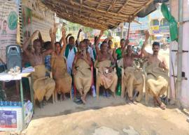 சாக்கை ஆடையாக அணிந்து விவசாயிகள் நூதன போராட்டம்