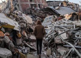 நியூசிலாந்தில் ஏற்பட்ட பலத்த நிலநடுக்கத்தால் வீட்டை விட்டு வெளியேறிய மக்கள்