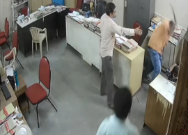 முகக்கவசம் அணிந்து பேச சொன்னதால் ஆத்திரம்; பெண் ஊழியரை கொடூரமாக தாக்கிய அதிகாரி