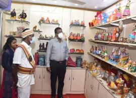 தஞ்சை ரயில் நிலையத்தில் தலையாட்டி பொம்மை விற்பனை அரங்கு தொடக்கம்