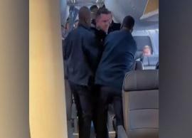 மதுபானம் கேட்டு வாக்குவாதம் செய்த பயணியை வெளியேற்றிய அதிகாரிகள்