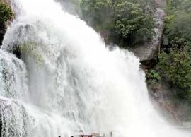 கனமழை நீடிப்பதால் குற்றாலத்தில் குளிக்க 2ம் நாளாக நீடிக்கும் தடை