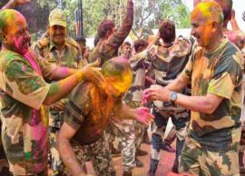 ஹோலி பண்டிகையை உற்சாகமாக கொண்டாடிய எல்லை பாதுகாப்பு படை வீரர்கள்