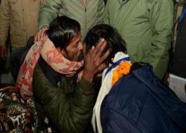 மீட்கப்பட்ட தொழிலாளர்களுக்கு டாக்டர்கள் முதலுதவி சிகிச்சை