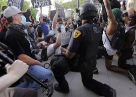 போராட்டக்காரர்கள் முன்பு போலீசார் மண்டிட்ட புகைப்படங்கள் செம வைரலாகிறது