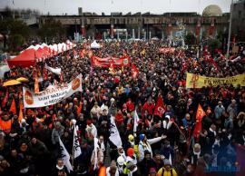 பிரான்ஸ் அரசின் ஓய்வூதிய சீர்திருத்த திட்டத்திற்கு எதிராக போக்குவரத்து தொழிலாளர்கள் போராட்டம்