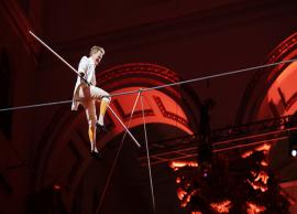 பல அடி நீளத்துக்கு கட்டப்பட்ட வயரில் நடந்து சென்ற 73 வயது சாகச கலைஞர்