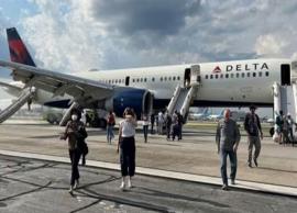 தரையிறங்கும் போது டெல்டா ஏர்லைன்ஸ் டயர் வெடித்ததால் பரபரப்பு