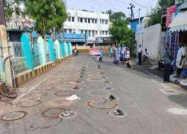 மதுவாங்க செருப்பை போட்டு வரிசையில் இடம் பிடித்த குடிமகன்கள்