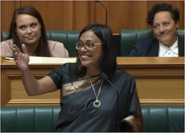 நியூசிலாந்து நாடாளுமன்றத்தில் பாரம்பரிய உடையுடன் முதல் உரையாற்றிய இலங்கை பெண்