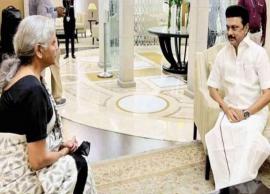 புதுடில்லி விமான நிலையத்தில் மத்திய நிதியமைச்சரும், தமிழக முதல்வரும் சந்திப்பு