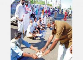 வேகத்தடைக்கு வெள்ளை வண்ணம் பூச பிச்சை எடுக்கும் நூதன போராட்டம்