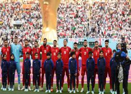 உலக கோப்பை கால்பந்து போட்டியின் போது தேசிய கீதம் பாடாமல் நின்ற ஈரான் அணி வீரர்கள்