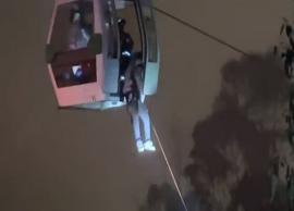 உயரமான சுற்றுலா கேபிள் கார்களில் சிக்கிய 75 பேர் மீட்பு