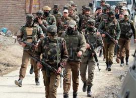 வெடிகுண்டுகளுடன் வந்த கார்; மடக்கி பிடித்து அழித்த பாதுகாப்பு படையினர்