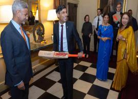 பிரதமர் ரிஷி சுனக்கிற்கு விராட் கோலி கையெழுத்திட்ட பேட்டை பரிசாக வழங்கிய மத்திய அமைச்சர் ஜெய்சங்கர்