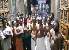 தனிநபருக்கு 60வது கல்யாணம்... சிவனடியார்கள் எதிர்ப்பு தெரிவித்து உள்ளிருப்பு போராட்டம்