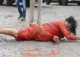 சாலைகளில் படுமோசமான நிலை... அங்கப்பிரதட்சணம் செய்த போராட்டம் நடத்திய சமூக ஆர்வலர்