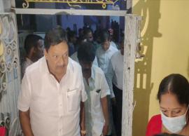 சான்ட்விச் சாப்பிட்டு உடல்நலக்குறைவு ஏற்பட்ட சிறுவர்களை சந்தித்த அமைச்சர்