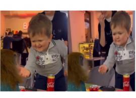 குழந்தை சிரிப்பு சிரிக்கும் 40 வயது மனிதர்... இணையத்தை கலக்கும் வீடியோ