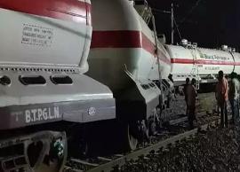 எரிவாயு ஏற்றிச் சென்ற சரக்கு ரயில் தடம் புரண்டு விபத்து