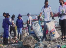 மணிலா கடற்கரையை தூய்மைப்படுத்தும் பணி