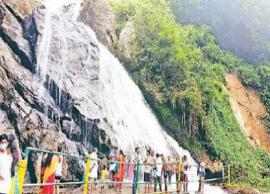 ஆழியார் கவியருவியில் காற்றாற்று வெள்ளம்... சுற்றுலாப்பயணிகள் செல்ல தடை விதிப்பு