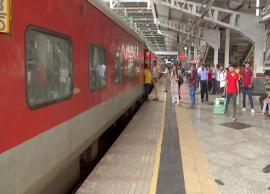 விரைவு ரயிலில் பாதுகாப்பு பணியில் இருந்து காவலர் திடீரென நடத்திய துப்பாக்கிச்சூடு