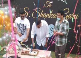 படக்குழுவினருடன் பிறந்த நாள் கொண்டாடிய இயக்குநர் ஷங்கர்